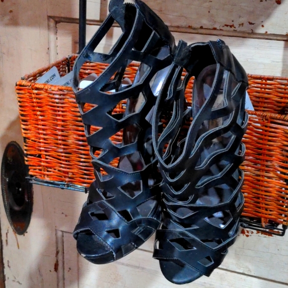 Vera Wang 7 1/2 cage stilletos - Picture 1 of 2